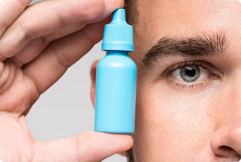 Optometrist recommending best eye drops for contact lenses and dry eyes relief.