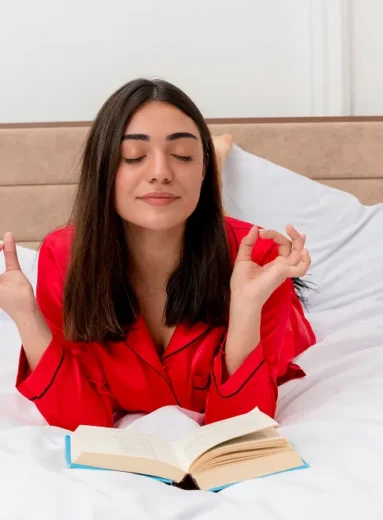 Person tracking bedtime using sleep hygiene checklist to improve deep sleep schedule.