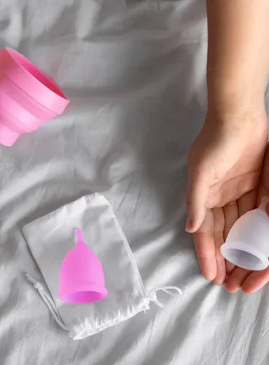 Woman holding emergency contraceptive pills discussing side effects and timely pregnancy prevention.