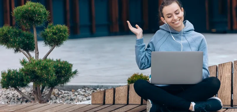 Screen detox: scene of a person relaxing outdoors without screens to reduce eye strain and digital fatigue.