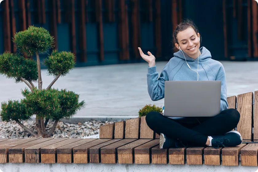 Screen detox: scene of a person relaxing outdoors without screens to reduce eye strain and digital fatigue.