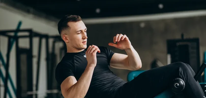 Men's fitness schedule core exercise during weekly workout plan
