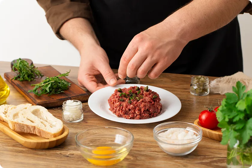 Seasoned tartare plate highlighting 80/20 ground beef calories comparison