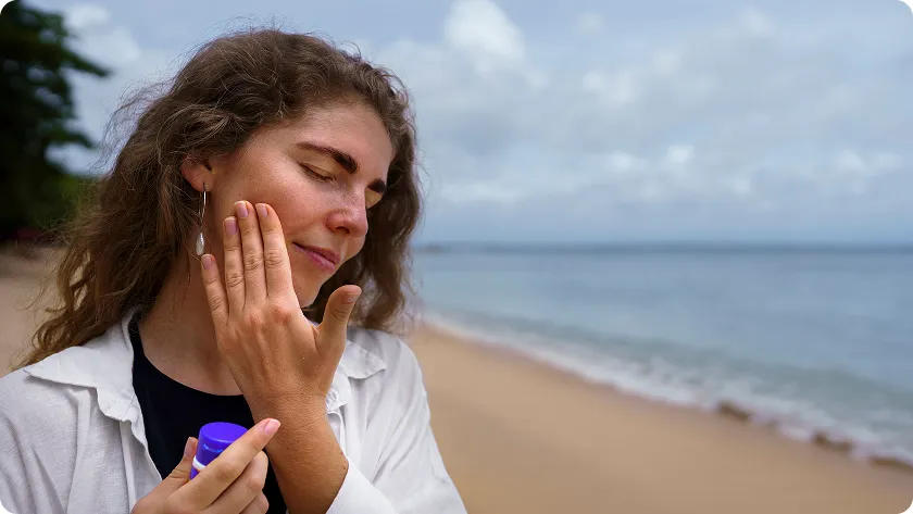 Beach sunscreen routine highlights protection for the eyes against sunlight