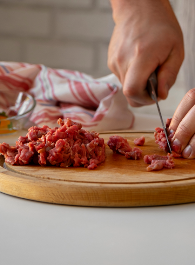 Chopping lean beef for calories in 90/10 ground beef guide