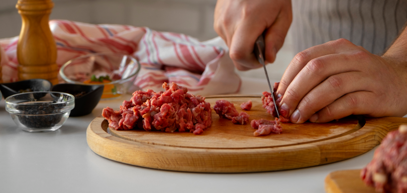 Chopping lean beef for calories in 90/10 ground beef guide