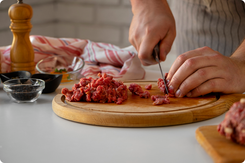 Chopping lean beef for calories in 90/10 ground beef guide