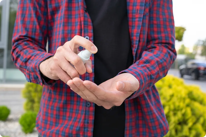 Spraying treatment for poison ivy vs poison oak rash on exposed arm