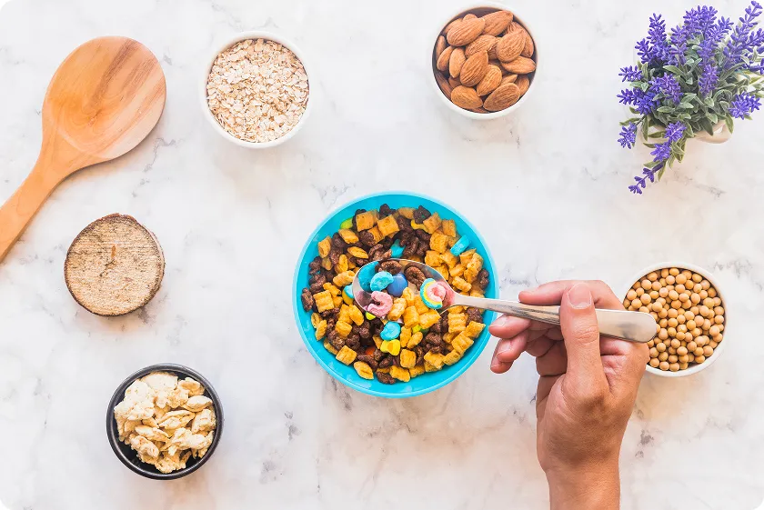 low inflammatory breakfast idea showing anti inflammatory snacks with fruits for inflammation and healthy cereals with nuts