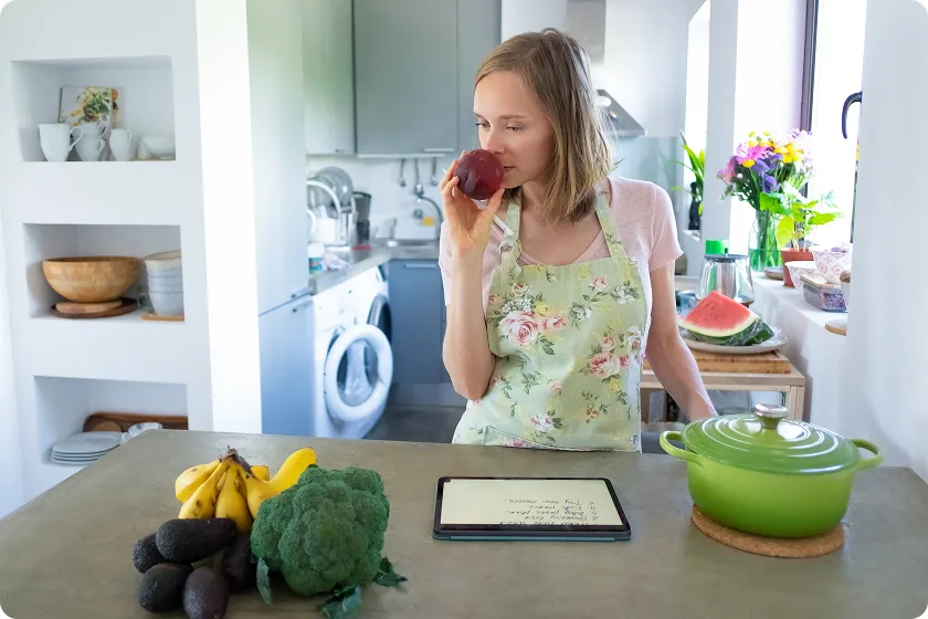 Masked doctor explains cystic fibrosis life expectancy during home consultation